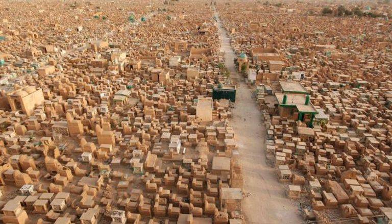 لصوص يسرقون الموتى في أكبر مقبرة بالعالم