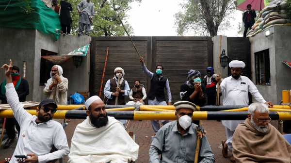 الشرطة الباكستانية تدخل منزل عمران خان.. والأخير يعلق بفيديو