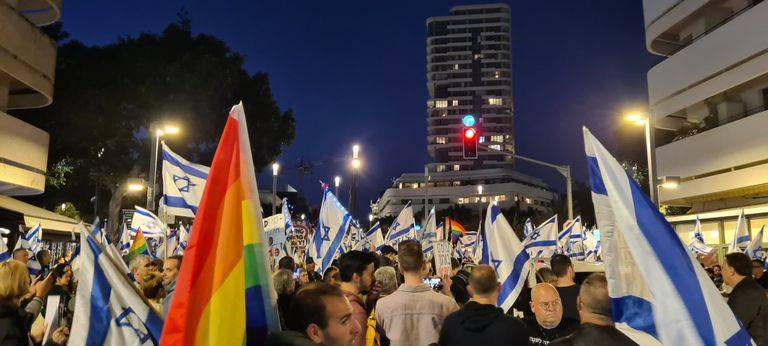 المظاهرات في إسرائيل تدخل أسبوعها الـ11 وتحذيرات من حرب أهلية