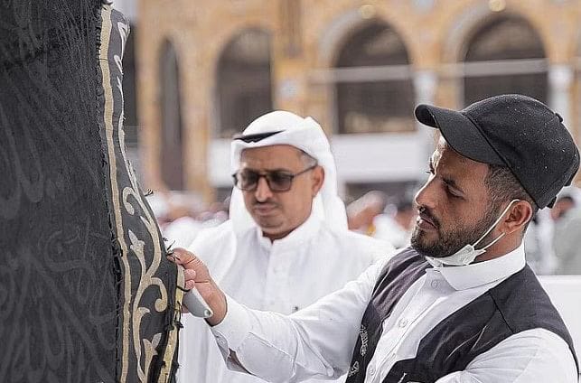 صيانة كسوة الكعبة المشرفة استعدادًا للشهر الفضيل...صور