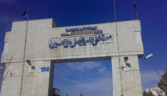 إصابة مراجعة سقط عليها باب مستشفى حكومي