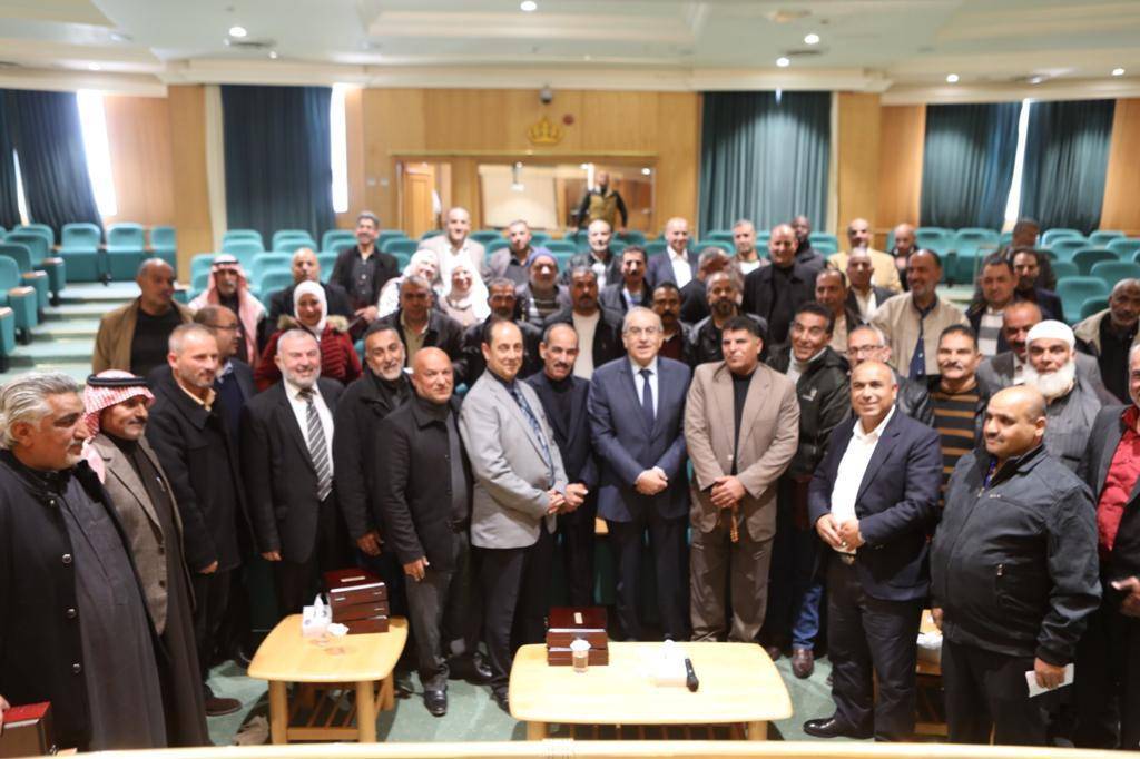 وزير الأشغال يكرم موظفين احيلوا إلى التقاعد...صور