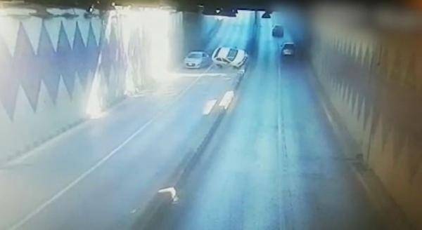 اصابة سائق بتدهور مركبته داخل نفق الاقتصاد بعمان