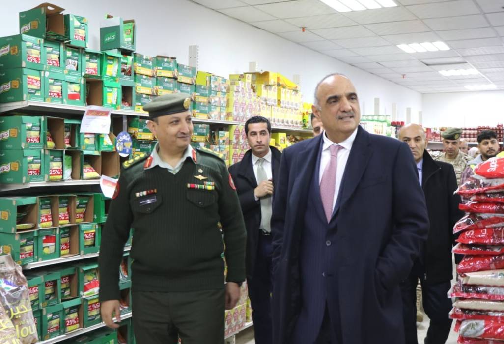 رئيس الوزراء يتفقد أسواق المؤسستين الاستهلاكيتين العسكرية والمدنية في المقابلين ورأس العين
