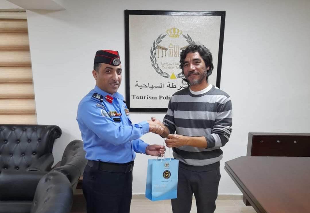 العقيد فراس الرشيد يكرم مواطن  على أمانته 