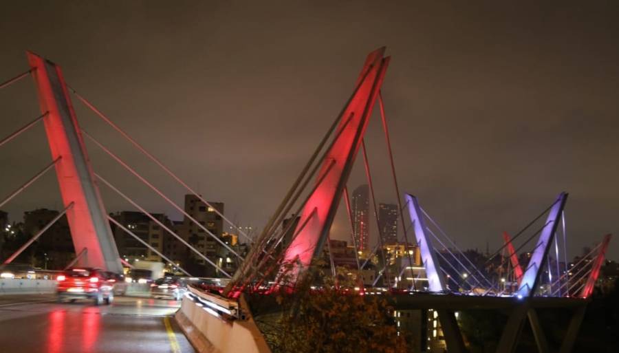 أمانة عمان تضيء جسر عبدون بألوان العلم التونسي