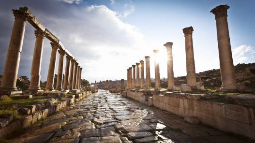 أجواء باردة وغائمة جزئيا مع بقاء الفرصة مهيأة لزخات مطر خفيفة ومتقطعة