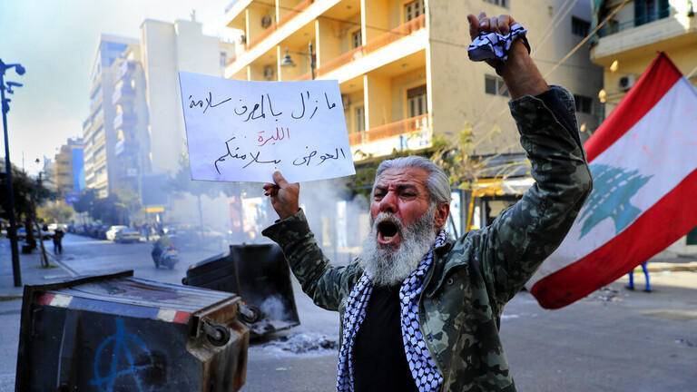 الليرة اللبنانية تهبط نحو قاع جديد أمام الدولار