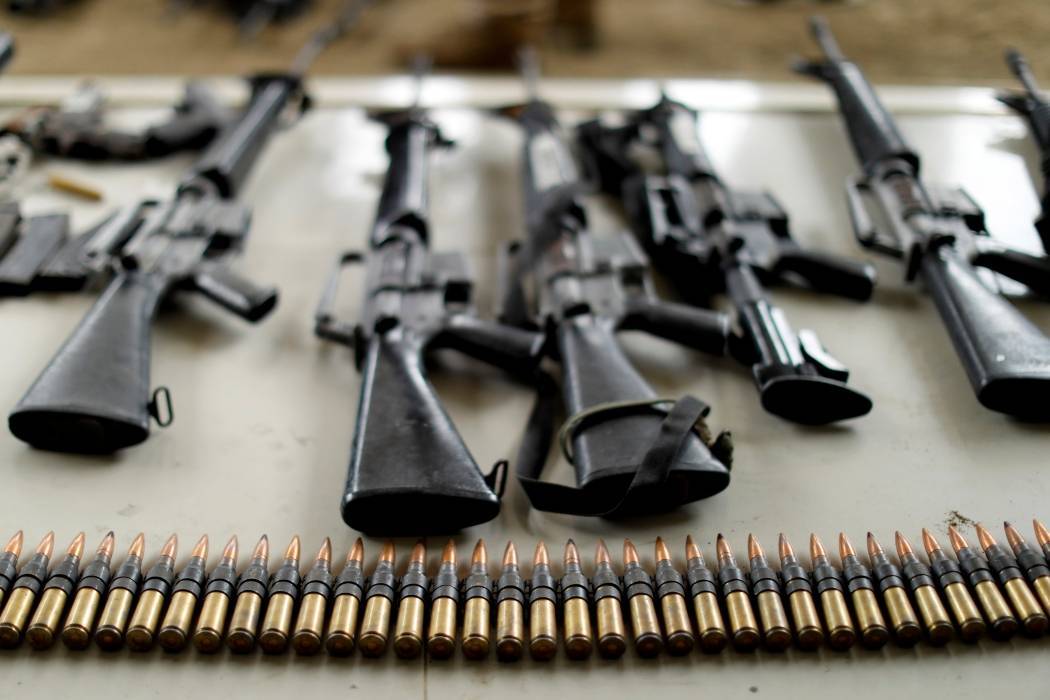 وزير أردني أسبق يدعو إلى تخزين السلاح والذخيرة