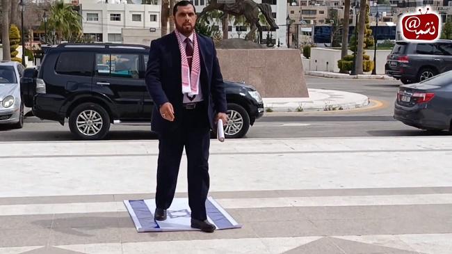 هذا ما فعله النائب المشاقبة بعلم الاحتلال أمام القبة