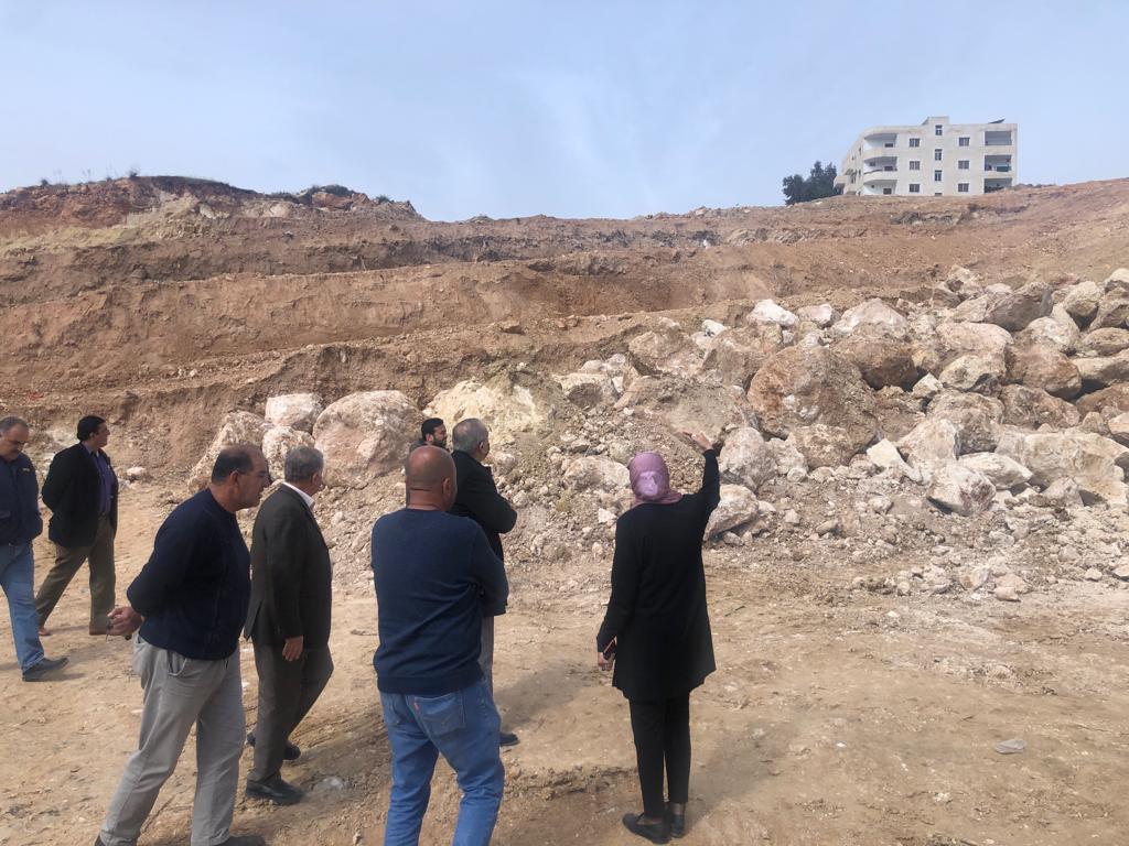 أبو السمن يتفقد الأعمال التي يجري تنفيذها لمعالجة جدار استنادي انهار قبل شهر في جرش