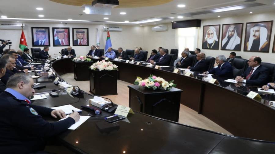 الخصاونة يشيد في  دور المحافظين والحُكَّام الإداريين