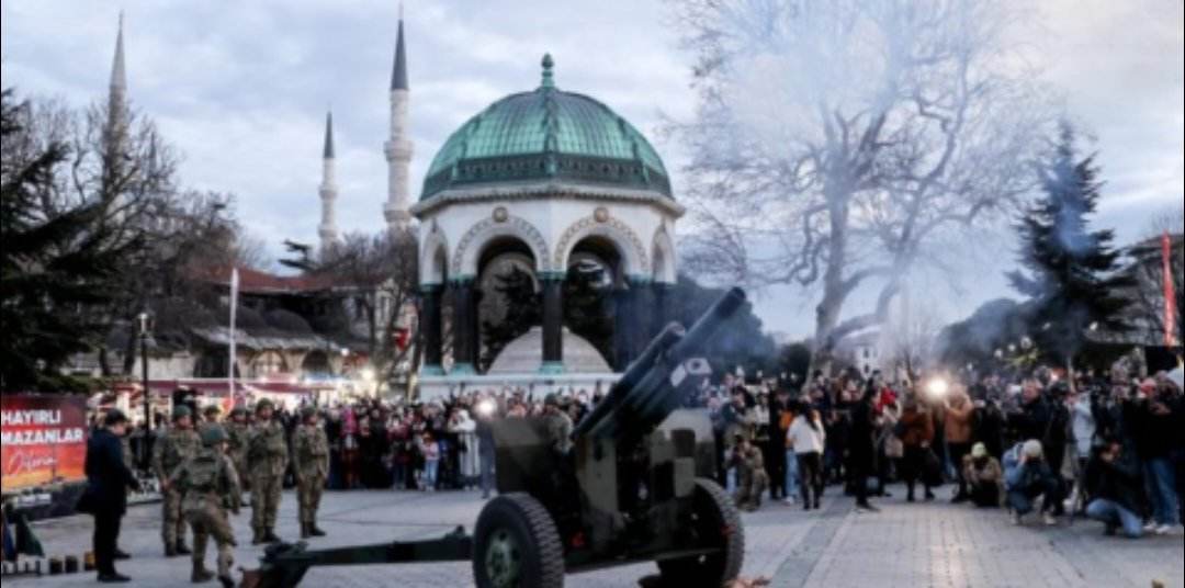 أتراك وعرب  يفطرون أول أيام رمضان بميدان السلطان أحمد