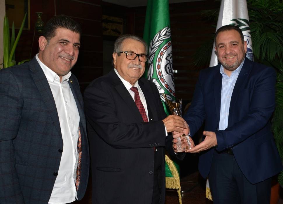 المنتدى الحكومي يكرم د. محمد القدومي بوسام الريادة في التعليم ...صور