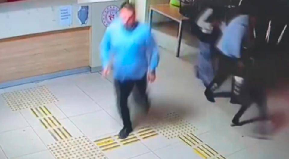 ضابط تركي ينقذ طفلا سوريا من الموت في مشهد مؤثر جدًا فيديو