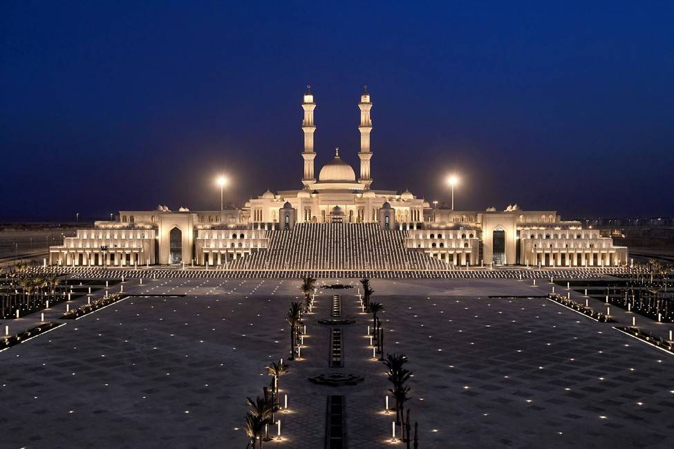 السيسي يفتتح أكبر مسجد في مصر...يتسع لـ 107 آلاف مصل
