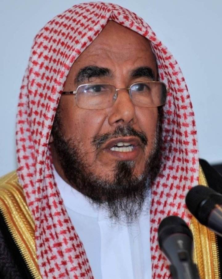 الشيخ المطلق: طبخ المرأة لأهلها في نهار رمضان أكثر أجراً من قراءة القرآن