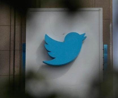 “تويتر” يكشف مصير الحسابات الموثقة دون رسوم شهرية