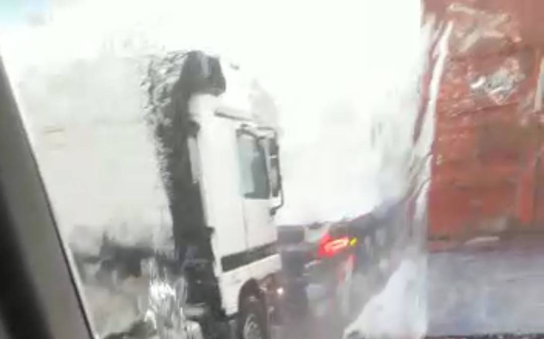 أمطار غزيرة تهطل  على العقبة ...فيديو