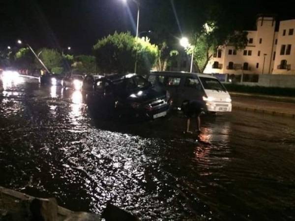 ارتفاع منسوب المياه يتسبب بإغلاق جسر الحاويات في العقبة