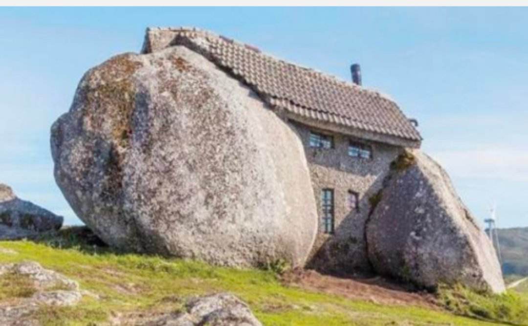 منزل حجري في البرتغال...أبوابه مقاومة للرصاص