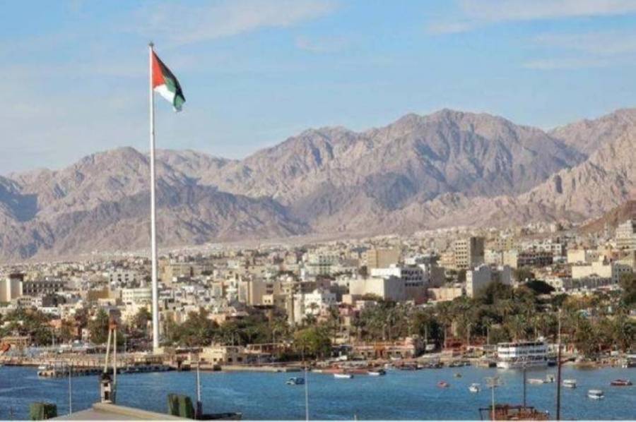 إنقاذ مواطن تعرضت سيارته لمداهمة السيول بالعقبة