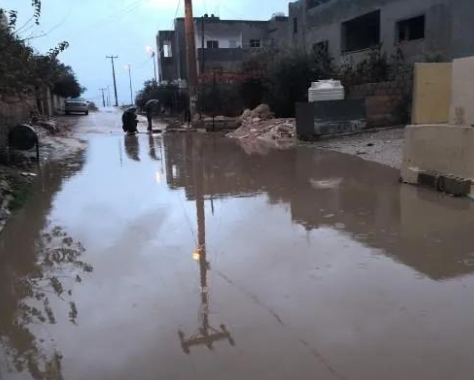 إجلاء 8 عائلات في الأزرق داهمت الأمطار منازلهم