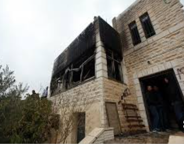 مستوطنون يحرقون منزلا مأهولا في بلدة سنجل