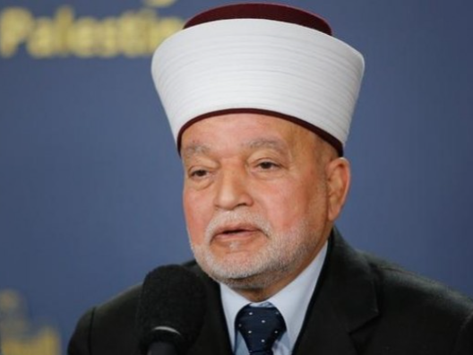 مفتي القدس يدين اعتداء الاحتلال على المعتكفين بالأقصى