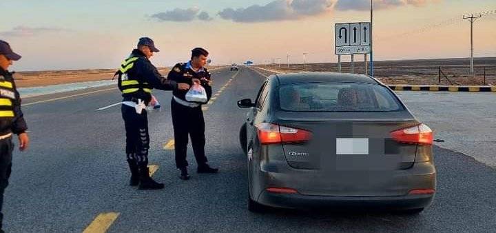 الدوريات الخارجية.. مستمرة في توزيع وجبات الإفطار على مرتادي الطريق_صور