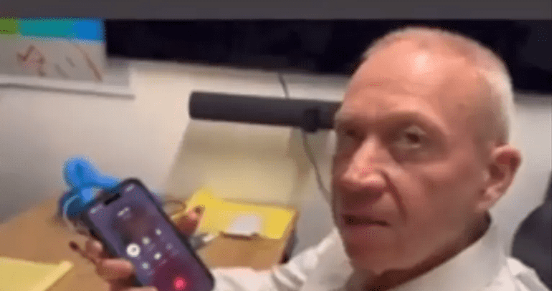 بالفيديو .. أم وزير أقاله نتنياهو لابنها: أنت ذكي وشجاع وأنا أحبك