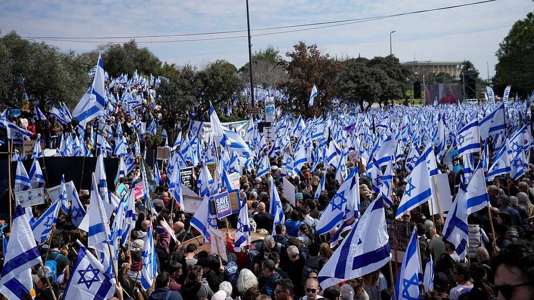 حشود ضخمة تحاصر الكنيست ومأزق نتنياهو يتعمق