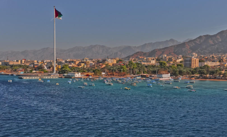 سياح بولنديون يصلون العقبة بطيران عارض