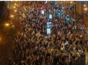 إسرائيل: قادة الاحتجاجات يشعلون الشارع وميناء اشدود ينضم للإضراب