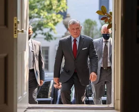 الوزراء والاعيان والنواب على مائدة الملك