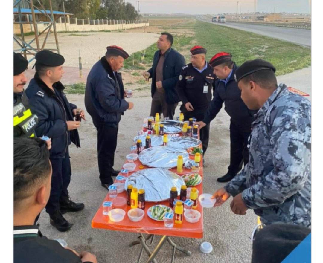 العميد عمر الكساسبة يشارك مرتبات الأمن العام الإفطار في الميدان