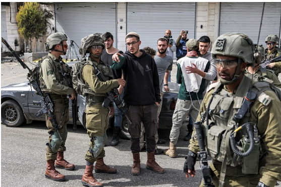 الاحتلال يعتقل 13 فلسطينيا من الضفة الغربية المحتلة