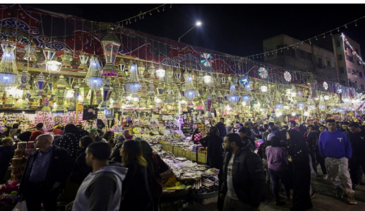 مصريون يتمسكون بعادات رمضانية لإطعام الصائمين رغم صعوبة الظروف