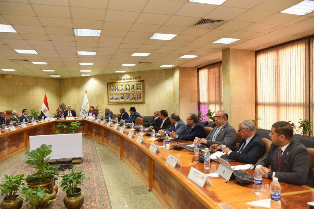 وزير التعليم العالي يستعرض تقريرًا حول الاجتماع الدوري للمجلس الأعلى لشئون خدمة المجتمع وتنمية البيئة بمقر جامعة أسيوط
