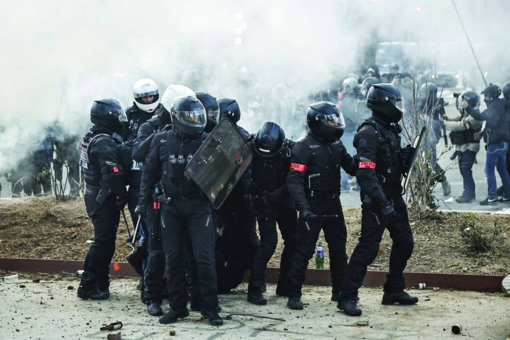 احتجاجات فرنسا.. ارتدادات سياسية واقتصادية مقلقة