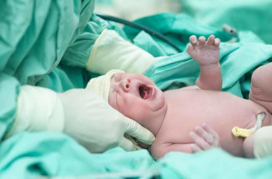 عائلة أردنية تطالب بطفلها غير الشرعي تبنّته عائلة بالإمارات