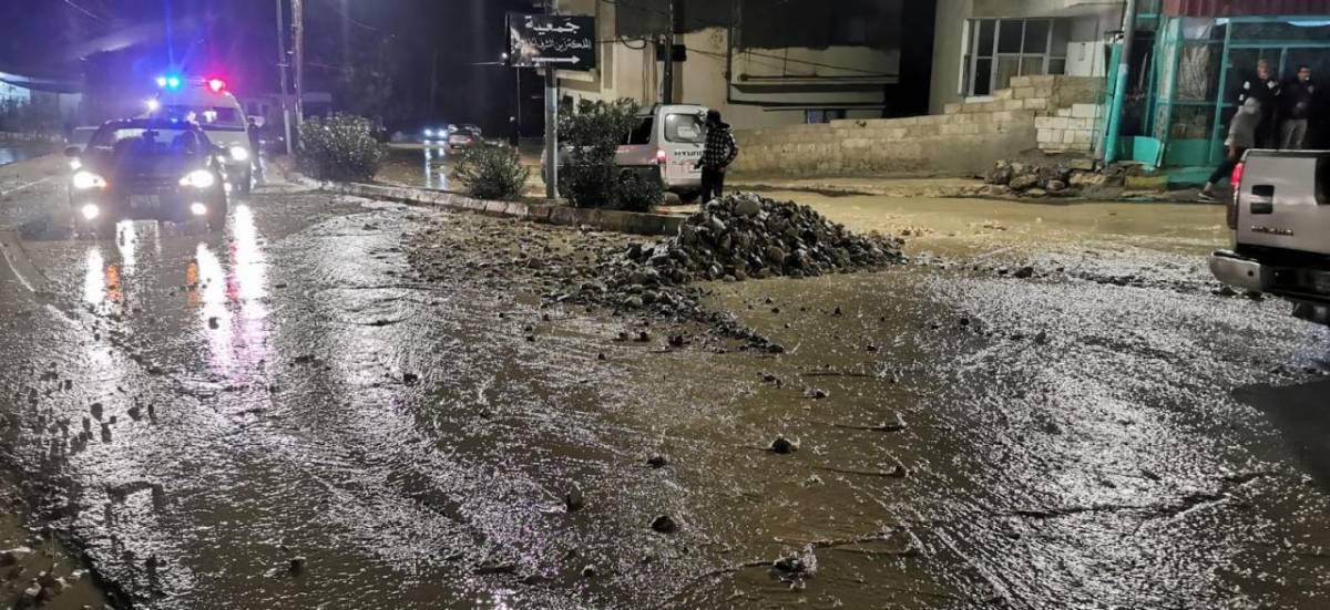 أشغال الطفيلة تنفذ حملة لإزالة آثار السيول