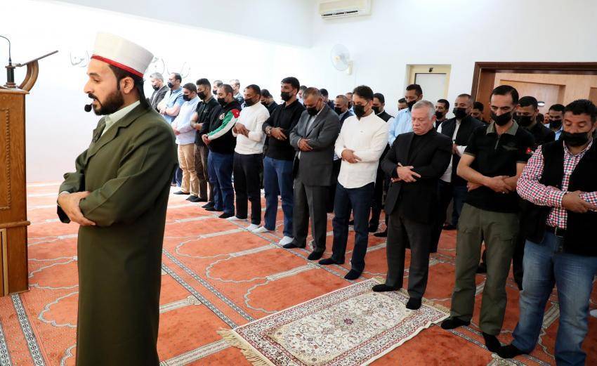 الملك يؤدي صلاة الجمعة الثانية من رمضان في العقبة (صور)