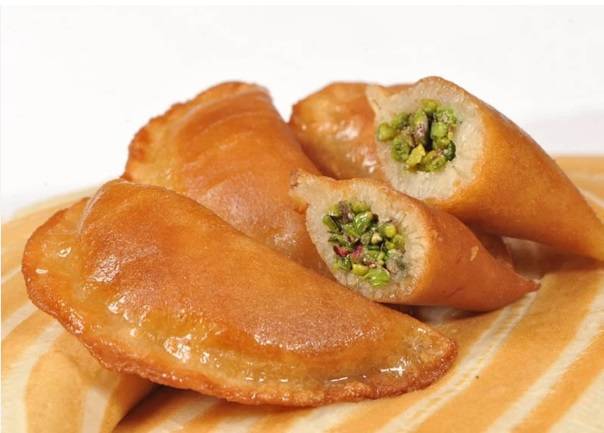 القطايف حاضرة على موائد الأردنيين الرمضانية