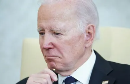 بايدن يحسم موقفه بشأن المشاركة في تتويج ملك بريطانيا