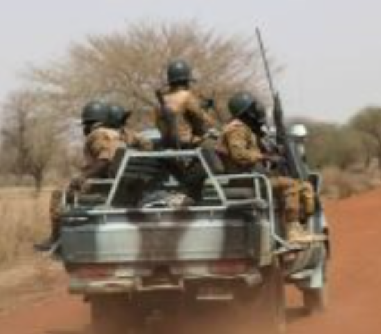 مقتل 6 مدنيين و30 مسلحا بهجوم في بوركينا فاسو