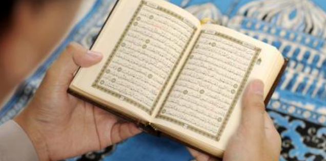 ما حكم القراءة عن المصحف بالصلاة؟ .. الإفتاء الأردنية تجيب