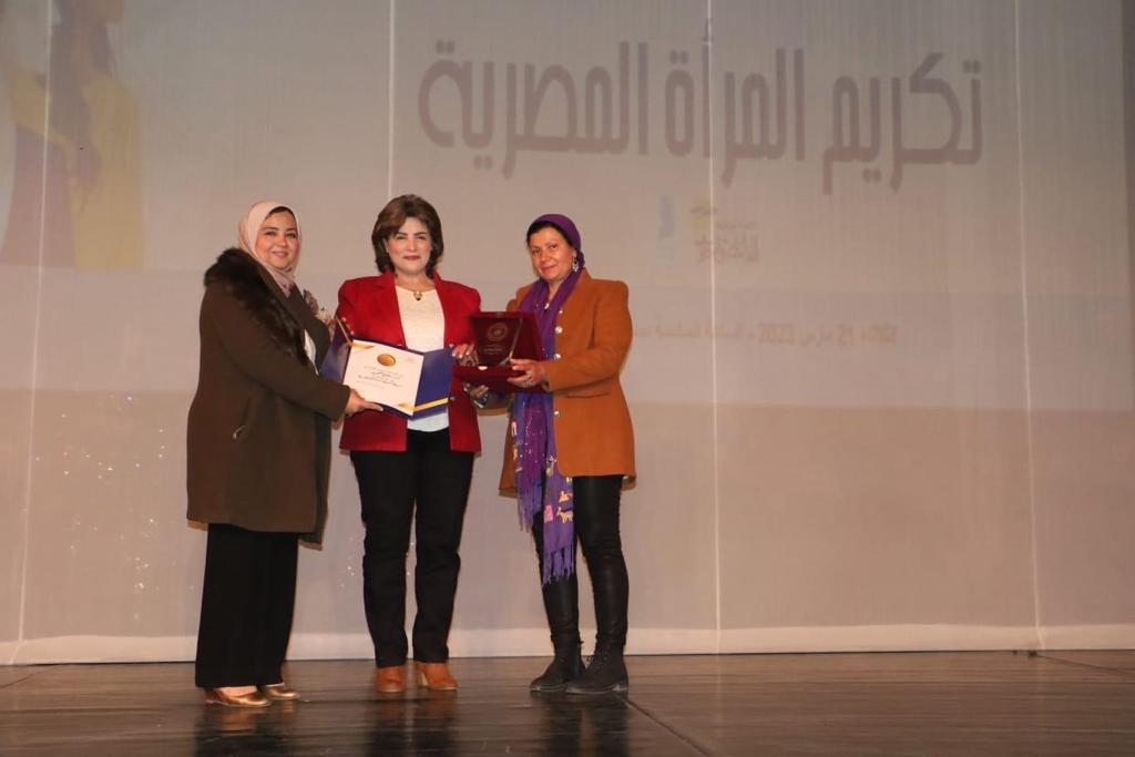 الهيئة العامه لقصور الثقافه تكرم الإعلامية الدكتوره ماجده محمود كأفضل شخصيه على المستوى القومى!!..