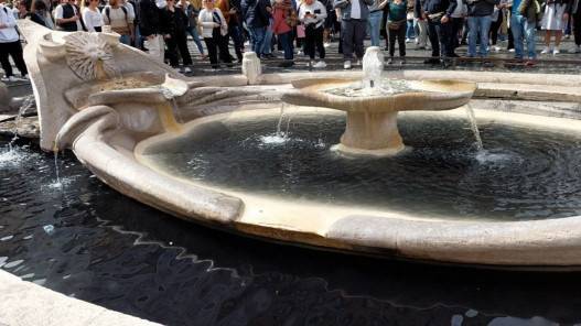 نشطاء بيئيون يرمون سائلاً أسود في مياه نافورة تاريخية في روما