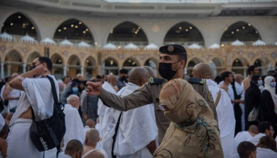 السعودية ..500 كادر أمني لخدمة الزوار والمعتمرين بالحرم